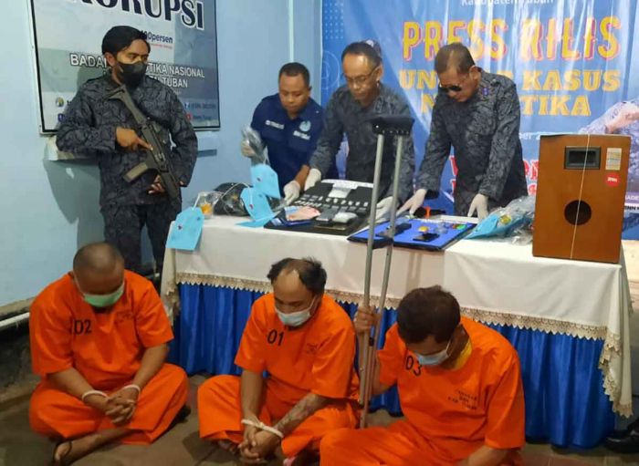 BNNK Tuban Ringkus Tiga Pengedar Narkoba di Bojonegoro BNNK Tuban Ringkus Tiga Pengedar Narkoba di Bojonegoro