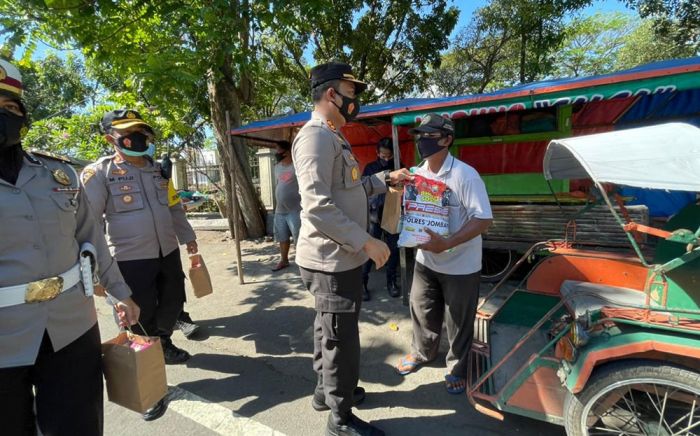 Ratusan Paket Sembako Dibagikan Polisi ke Warga Terdampak PPKM Darurat di Jombang