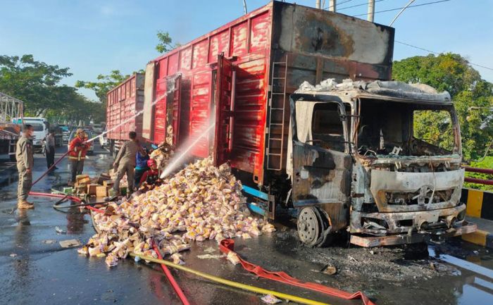Truk Box Muat Ribuan Mie Instan Terbakar Hebat di Tuban Truk Box Muat Ribuan Mie Instan Terbakar Hebat di Tuban