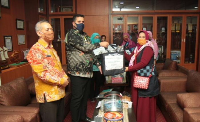 Sambut Hari Kartini, Emak-emak Sumbang 1.000 Masker dan APD ke Wali Kota Probolinggo Sambut Hari Kartini, Emak-emak Sumbang 1.000 Masker dan APD ke Wali Kota Probolinggo