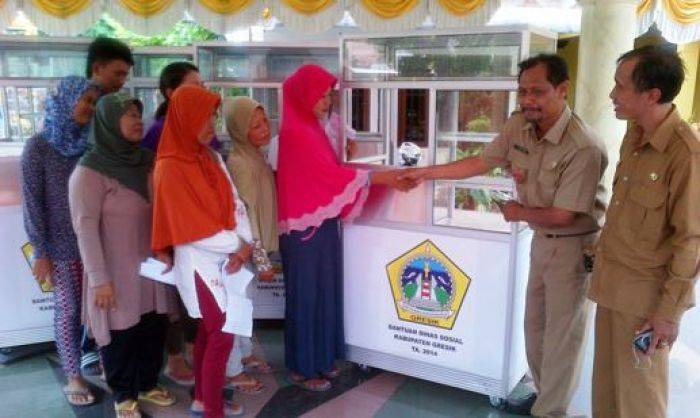 Dinsos Gresik Bagi-Bagi Gerobak Usaha Pada Gepeng Dinsos Gresik Bagi-Bagi Gerobak Usaha Pada Gepeng