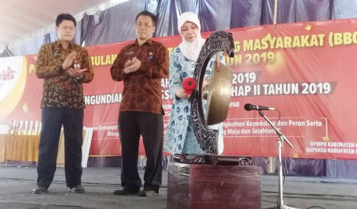 Canangkan BBGRM 2019, Bupati Kediri Serahkan Hadiah Desa Terbaik