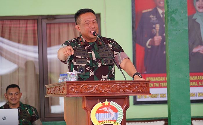 Kunker ke Sidoarjo, Danrem 084/BJ Minta Prajurit untuk Bijak Bermedia Sosial Kunker ke Sidoarjo, Danrem 084/BJ Minta Prajurit untuk Bijak Bermedia Sosial