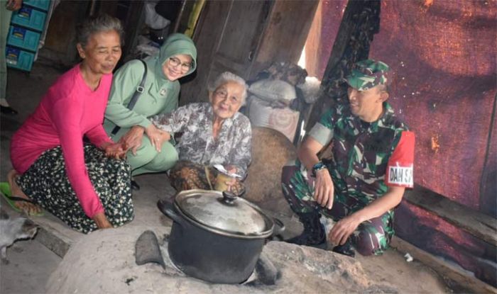 Dansatgas TMMD Bersama Ketua Persit Bantu Warga Memasak Dansatgas TMMD Bersama Ketua Persit Bantu Warga Memasak