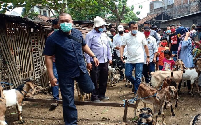 Didampingi Istri dan Relawan, Cabup Sugiri Sancoko​ Sambangi Pasar Balong Ponorogo