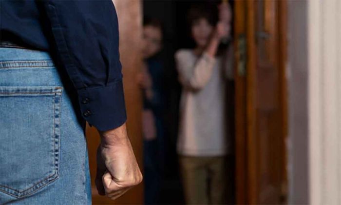 Musisi di Surabaya Dilaporkan ke Polisi atas Dugaan KDRT Musisi di Surabaya Dilaporkan ke Polisi atas Dugaan KDRT