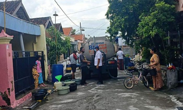 Distribusi Mampet, PDAM Gresik Kirim Air Tangki ke Pelanggan di Desa Semampir Distribusi Mampet, PDAM Gresik Kirim Air Tangki ke Pelanggan di Desa Semampir