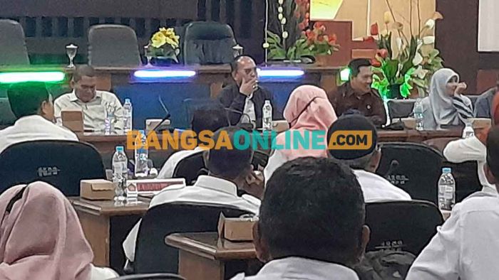 Ikuti Rapat, Puluhan Kepala Sekolah di Situbondo Kompak Sebut Tak Ada Paksaan Beli Buku dan Seragam Ikuti Rapat, Puluhan Kepala Sekolah di Situbondo Kompak Sebut Tak Ada Paksaan Beli Buku dan Seragam