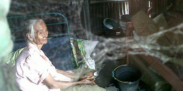 Nenek 75 Tahun Tinggal di Kandang Bersama Ayam dan Kambing Karena Dibuang Keluarga Nenek 75 Tahun Tinggal di Kandang Bersama Ayam dan Kambing Karena Dibuang Keluarga