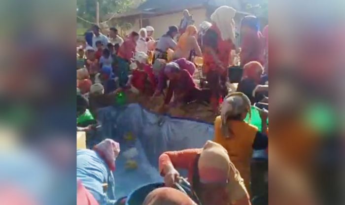 Dampak Kemarau Panjang, Warga Rombatal Sampang Rebutan Mendapatkan Bantuan Air Bersih Dampak Kemarau Panjang, Warga Rombatal Sampang Rebutan Mendapatkan Bantuan Air Bersih