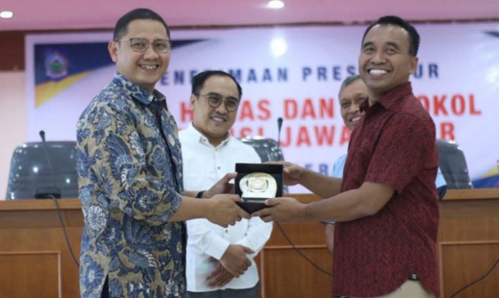 Pimpin Kunjungan Pokja Wartawan, Karo Humas Harap Sinergitas Jatim-NTB Makin Meningkat Pimpin Kunjungan Pokja Wartawan, Karo Humas Harap Sinergitas Jatim-NTB Makin Meningkat