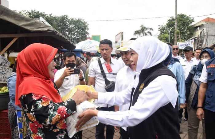 Gandeng Bulog, Gubernur Khofifah Salurkan Cadangan Pangan untuk Masyarakat Gandeng Bulog, Gubernur Khofifah Salurkan Cadangan Pangan untuk Masyarakat