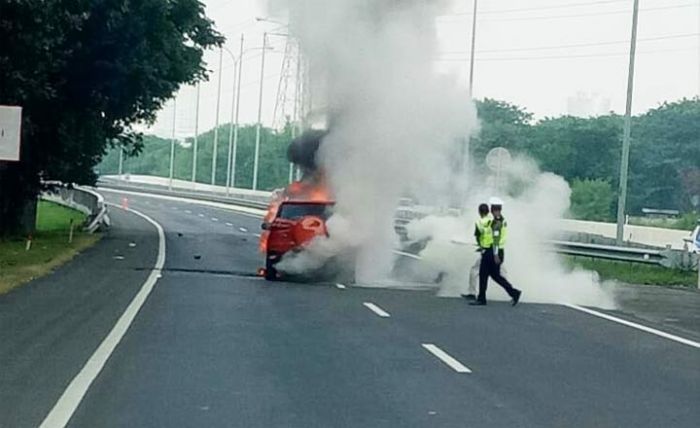 Mobil Ford Ecosport Ludes Terbakar di Tol Waru-Juanda Mobil Ford Ecosport Ludes Terbakar di Tol Waru-Juanda