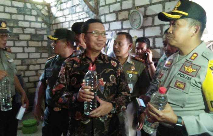 Nekat, Pria ini Produksi Arak di Samping Lahan Milik Bupati Tuban Nekat, Pria ini Produksi Arak di Samping Lahan Milik Bupati Tuban