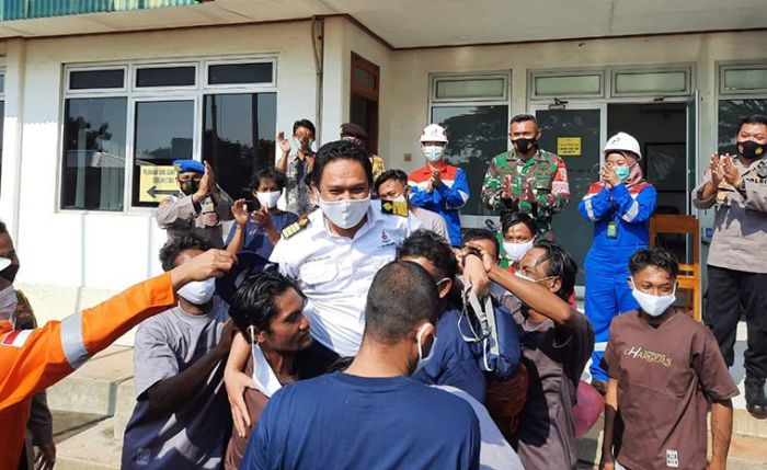 Cerita 16 Nelayan Terombang-ambing 2 Jam di Laut, Hingga Diselamatkan Kapal MT Queen Majesty Cerita 16 Nelayan Terombang-ambing 2 Jam di Laut, Hingga Diselamatkan Kapal MT Queen Majesty