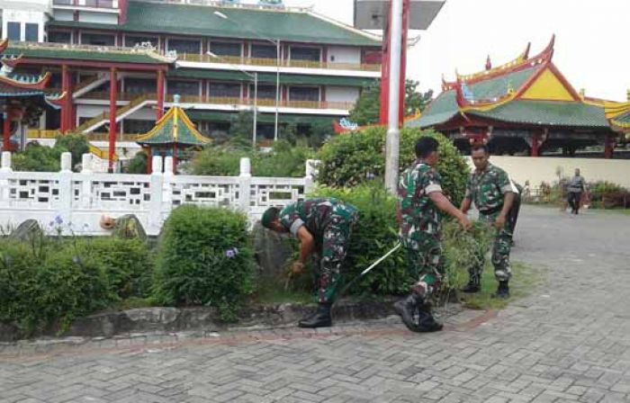 Jelang Hari Raya Imlek, TNI-Polri Kompak Bersihkan Klenteng Kwan Sing Bio