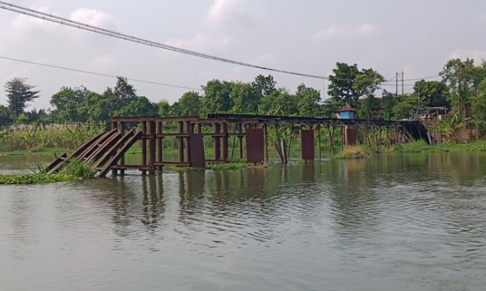 Segera Dibangun Kembali, Pemkab Kediri Mulai Preteli ​Sisa Jembatan Mrican