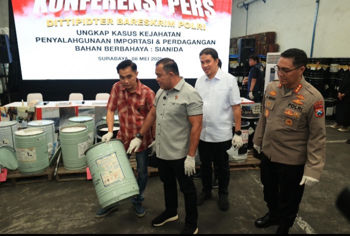 Bareskrim Polri Bongkar Penjualan Sianida Ilegal di Jatim, Omzet Capai 59 Miliar Bareskrim Polri Bongkar Penjualan Sianida Ilegal di Jatim, Omzet Capai 59 Miliar