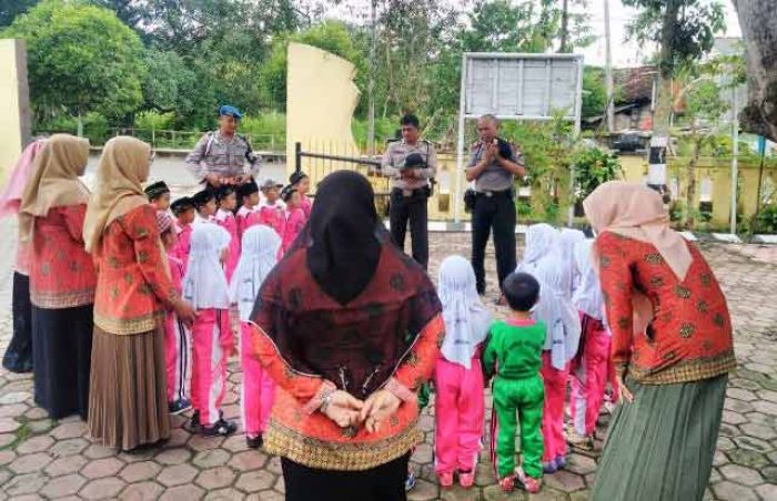 Tumbuhkan Mentalitas, Siswa PAUD di Senori Silaturrahim dengan Polisi