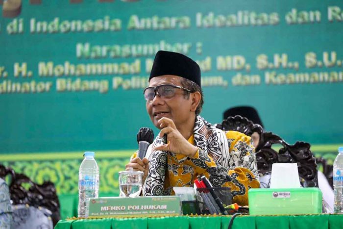 Pesan Mahfud MD untuk Santri: Jangan Pertentangkan Hukum Islam dengan Hukum Nasional Pesan Mahfud MD untuk Santri: Jangan Pertentangkan Hukum Islam dengan Hukum Nasional