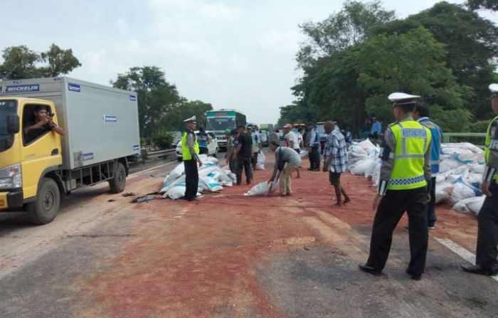 Kecelakaan di Tol KM 29.400, Truk Gandeng  vs Trailer, Kontainer Jatuh dan Hanyut di Sungai