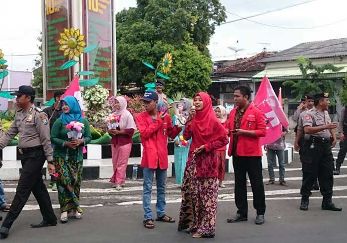Berkebaya, GMNI Tuban Baca Puisi dan Tebar Bunga di Hari Kartini Berkebaya, GMNI Tuban Baca Puisi dan Tebar Bunga di Hari Kartini