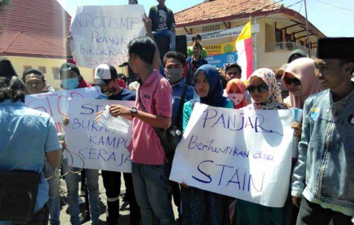 Mahasiswa Curigai Ada Nepotisme dalam Penjaringan Calon Ketua STAIN Pamekasan Mahasiswa Curigai Ada Nepotisme dalam Penjaringan Calon Ketua STAIN Pamekasan