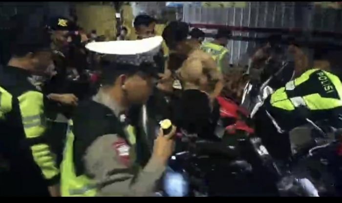 Konvoi Bawa Sajam, Polres Mojokerto Kota Amankan 17 Pemuda yang Resahkan Warga Konvoi Bawa Sajam, Polres Mojokerto Kota Amankan 17 Pemuda yang Resahkan Warga