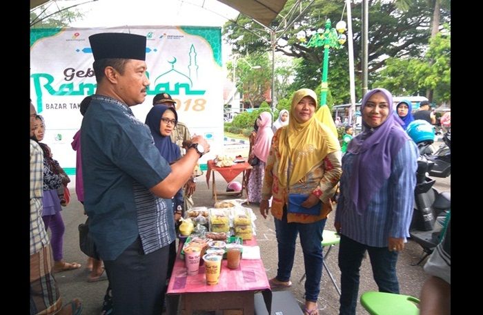 Plh Bupati Pamekasan Buka Bazar Takjil Arek Lancor Plh Bupati Pamekasan Buka Bazar Takjil Arek Lancor