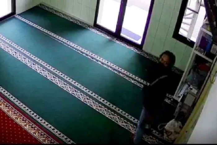 Modus Pura-pura Sholat, Maling Kotak Amal di Masjid Sidoarjo Terekam CCTV