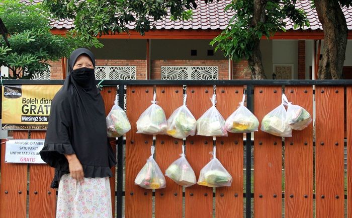 Didukung Anak-anaknya di Perantauan, Warga Betet Kota Kediri Bagikan Paket Sayur dan Lauk