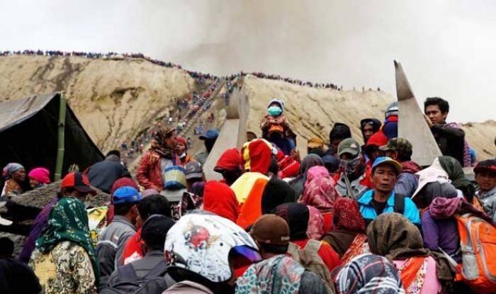 Bromo Erupsi, Suku Tengger Tetap Rayakan Kasada, Pengunjung Dibatasi 1 Kilometer dari Kawah Bromo