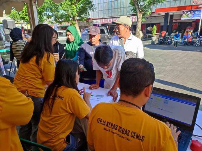 Sosialisasi Jemput Bola ke Pedagang, BPJS Ketenagakerjaan Buka Stan di Pasar Pon Kota Blitar