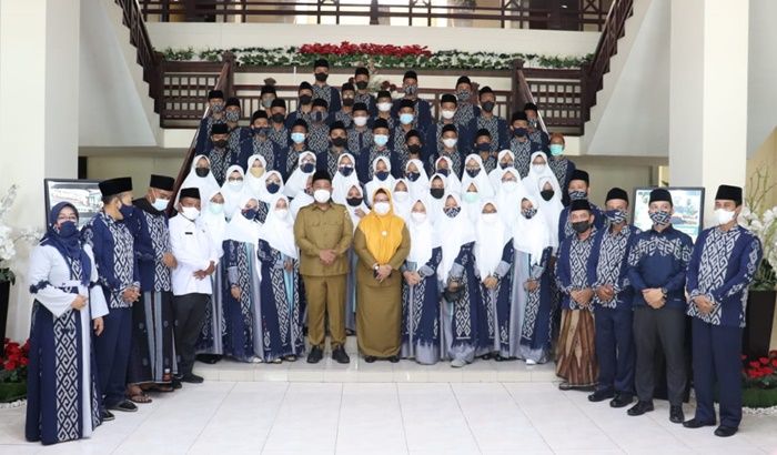 Lepas 79 Kafilah Ikuti MTQ ke-29 Pamekasan, Gus Yani dan Bu Min: Tetap Patuhi Prokes Lepas 79 Kafilah Ikuti MTQ ke-29 Pamekasan, Gus Yani dan Bu Min: Tetap Patuhi Prokes