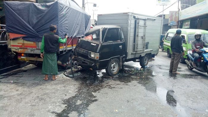 Diduga Mengantuk, Mobil Box Tabrak Truk di Sedati, Sopir Luka Berat Diduga Mengantuk, Mobil Box Tabrak Truk di Sedati, Sopir Luka Berat