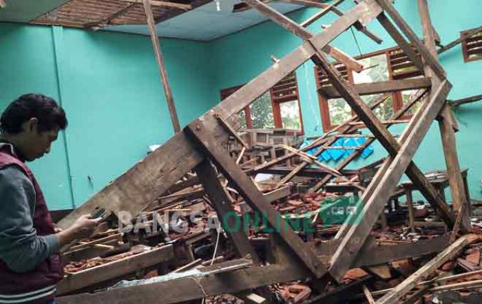 Atap SDN Raduwatang Kecamatan Kudu Roboh, Siswa Terpaksa Belajar di Musala