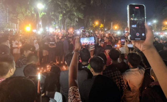 Ribuan Suporter Madura United Nyalakan 1.000 Lilin, Doakan Korban Tragedi Kanjuruhan Ribuan Suporter Madura United Nyalakan 1.000 Lilin, Doakan Korban Tragedi Kanjuruhan