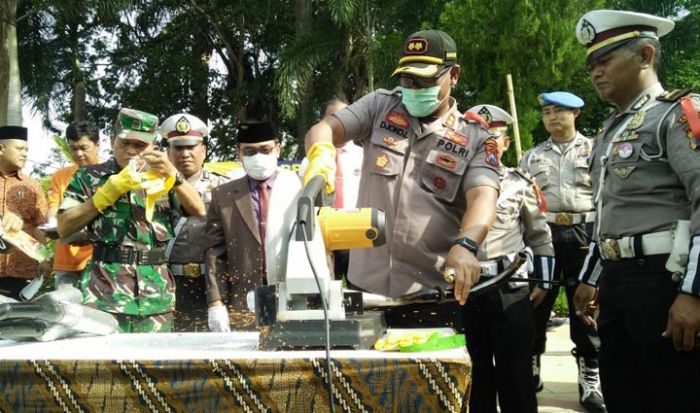 Polres Pamekasan Musnahkan Ratusan Miras dan Knalpot Brong Hasil Operasi Pekat Polres Pamekasan Musnahkan Ratusan Miras dan Knalpot Brong Hasil Operasi Pekat