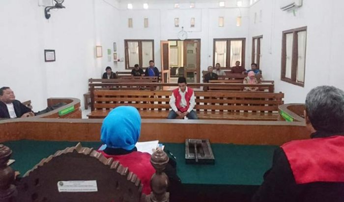 PN Sidoarjo Vonis 9 Tahun Penjara Terdakwa Pengubur Bayi Hidup-hidup PN Sidoarjo Vonis 9 Tahun Penjara Terdakwa Pengubur Bayi Hidup-hidup