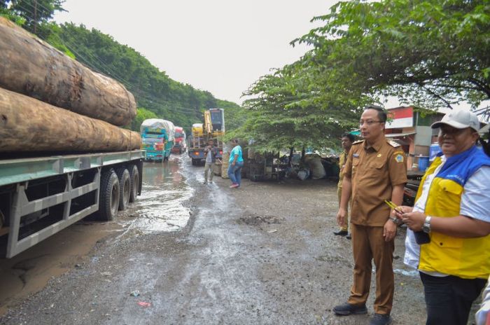 Wabup Alif Pastikan Kerusakan Jalan Kapten Darmo Sugondo Gresik Diperbaiki Malam ini Wabup Alif Pastikan Kerusakan Jalan Kapten Darmo Sugondo Gresik Diperbaiki Malam ini