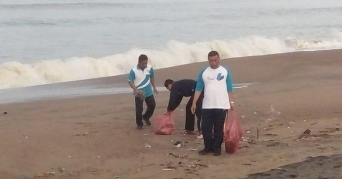 Bupati Indartato Punguti Sampah di Pantai Pancer Door Bupati Indartato Punguti Sampah di Pantai Pancer Door