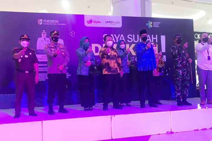 Upaya Percepatan Vaksinasi di Jember, Bupati Hendy Buka Gerai Vaksinasi Covid-19 di Mal Upaya Percepatan Vaksinasi di Jember, Bupati Hendy Buka Gerai Vaksinasi Covid-19 di Mal