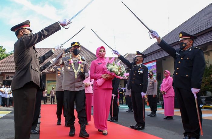 Sambut Kapolres Baru, Polres Jombang Gelar Tradisi Pedang Pora Sambut Kapolres Baru, Polres Jombang Gelar Tradisi Pedang Pora
