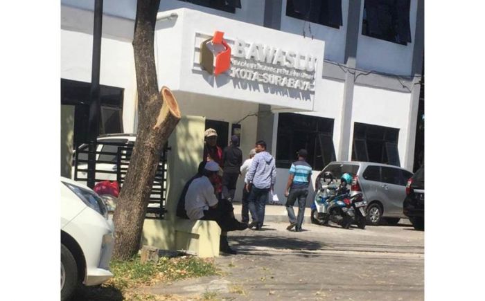 Ratusan Massa Militan Yasin-Gunawan Datangi Kantor KPU Surabaya Ratusan Massa Militan Yasin-Gunawan Datangi Kantor KPU Surabaya