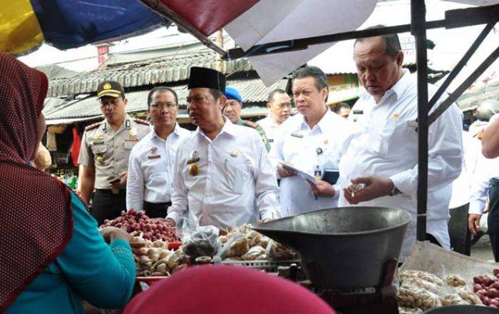 Operasi Pasar Tak Mampu Tekan Harga, Harga Gula di Mojokerto masih Rp 15.500 per Kg Operasi Pasar Tak Mampu Tekan Harga, Harga Gula di Mojokerto masih Rp 15.500 per Kg