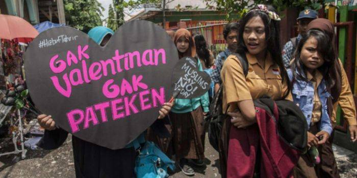 MUI Kecam Maraknya Penjualan Cokelat Bonus Kondom di Hari Valentine MUI Kecam Maraknya Penjualan Cokelat Bonus Kondom di Hari Valentine