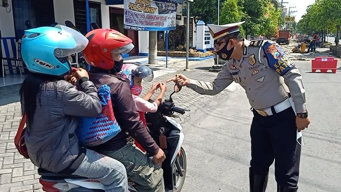 Dukung Jatim Bermasker, Satlantas Polres Ngawi Sosialisasi di Perbatasan Bojonegoro dan Madiun