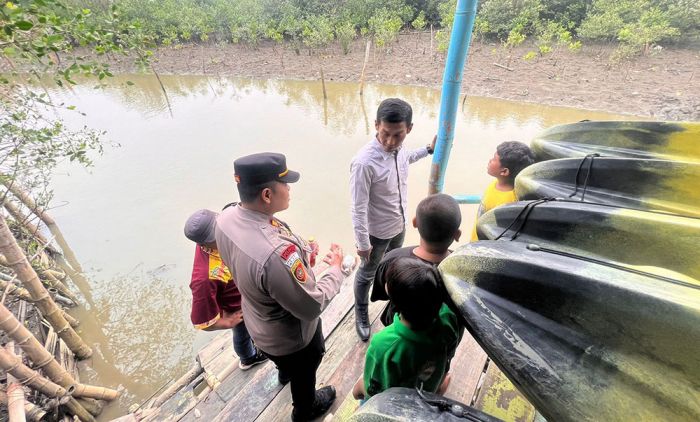 Potongan Tubuh Berupa Payudara di Rawa-Rawa Romokalisari Diduga Pasien RS Muji Rahayu Potongan Tubuh Berupa Payudara di Rawa-Rawa Romokalisari Diduga Pasien RS Muji Rahayu