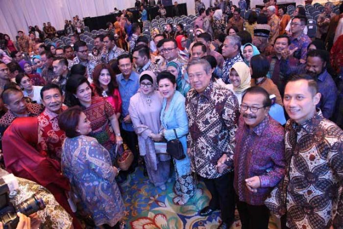Pakde dan Bude Karwo Hadiri Peluncuran Buku Ani Yudhoyono Pakde dan Bude Karwo Hadiri Peluncuran Buku Ani Yudhoyono