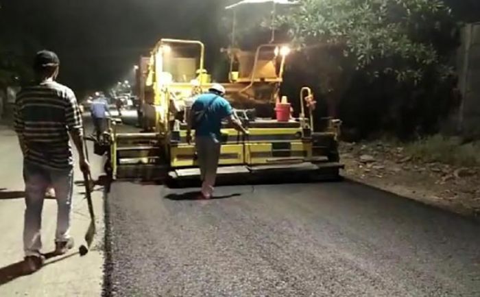 DPUTR Gresik Kerja Maraton Siang Malam Perbaiki Kerusakan Jalan Mayjend Sungkono DPUTR Gresik Kerja Maraton Siang Malam Perbaiki Kerusakan Jalan Mayjend Sungkono